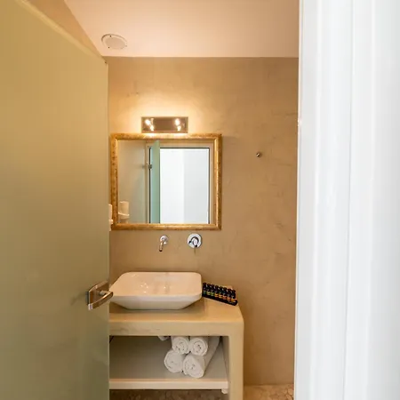 Enalion White Apartment Oia (Santorini)